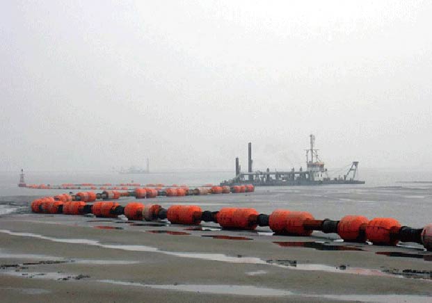 秦皇島經濟技術開發(fā)區(qū)山海關港首秦公司出?？诨鼗靥罟こ淌┕ひ粯硕? title=