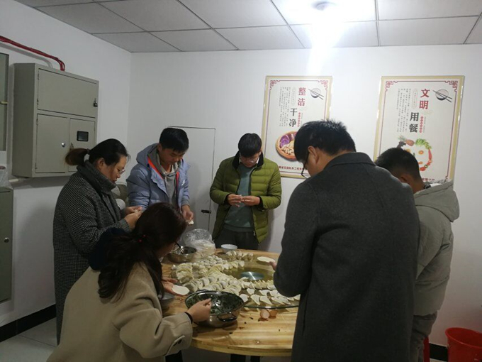 冬至陽生春又來，溫暖感恩促情誼——廣德路項目部舉辦包餃子活動