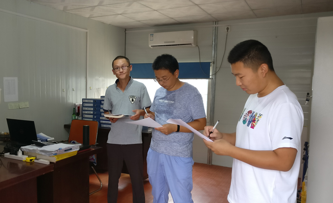 蕭楊路項(xiàng)目部舉辦“我的青春不再塵土飛揚(yáng)”衛(wèi)生評(píng)比檢查活動(dòng) 蕭楊路項(xiàng)目部舉辦“我的青春不再塵土飛揚(yáng)”衛(wèi)生評(píng)比檢查活動(dòng)