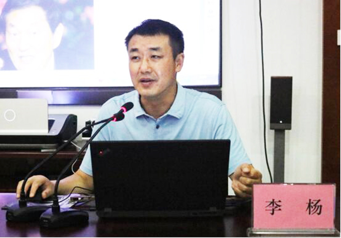 黨委委員、紀(jì)委書記、工會(huì)主席李楊對新員工進(jìn)行廉潔從業(yè)教育